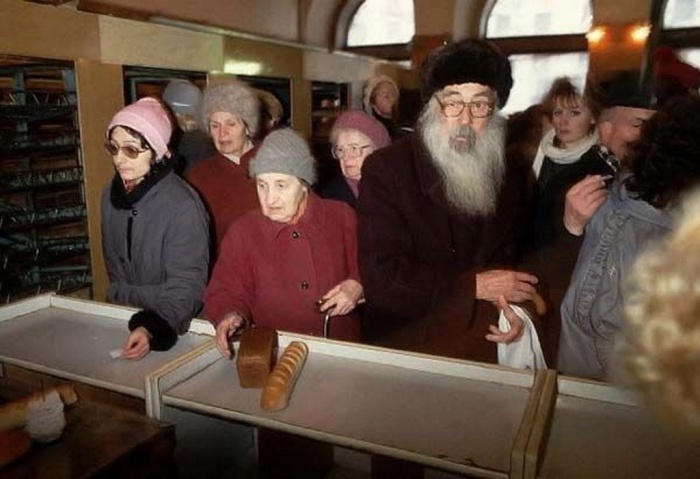  Длинные очереди за хлебом. СССР, Москва, 1991 год.