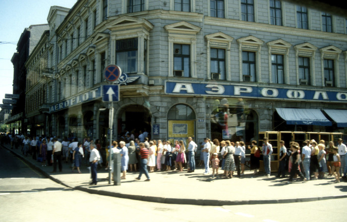  Очередь за билетами авиакомпании Аэрофлот. СССР, Москва, 1991 год.