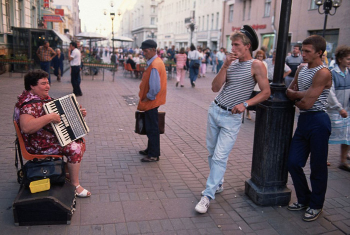 Женщина, играющая на аккордеоне. СССР, Москва, 1991 год.