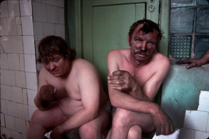  Шахтеры в бане после тяжелого рабочего дня. Россия, Новокузнецк, 1991 год.