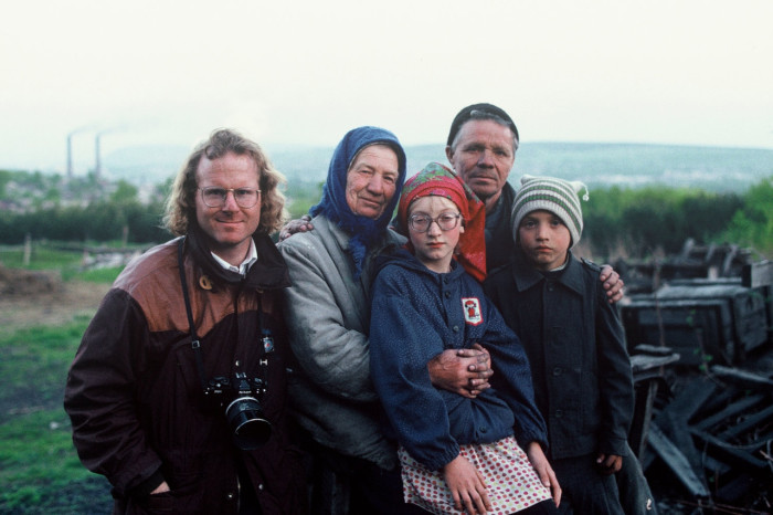 Питер Тернли с местными жителями. СССР, Сибирь, 1991 год.