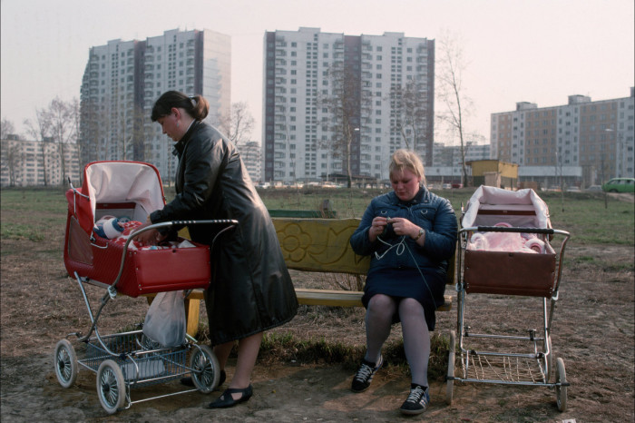 Женщины, гуляющие с маленькими детьми. Россия, Москва, 1992 год.