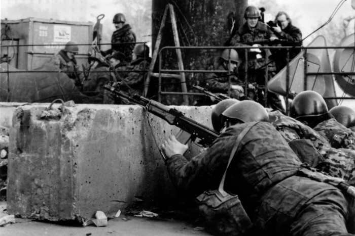 Солдаты, прячущиеся за бетонные блоки во время штурма Белого Дома. Россия, Москва, 1993 год.