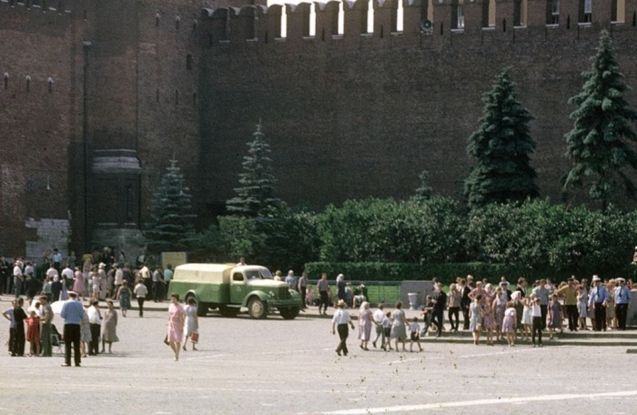 У стен Кремля. СССР, Москва, 1963 год.