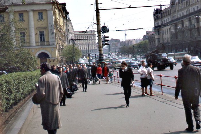 Люди, идущие на работу. СССР, Москва, 1971 год. 