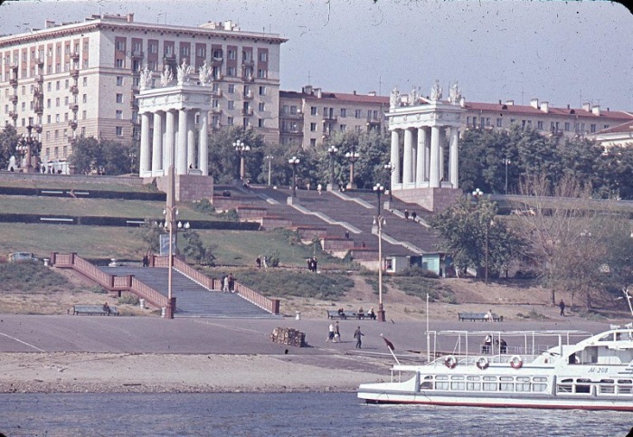 Главная лестница и пропилеи на набережной в Волгограде в 1967 году. 