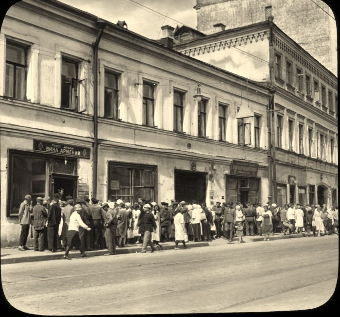 Огромная очередь в магазин Вина Армении. СССР, Москва, 1931 год.