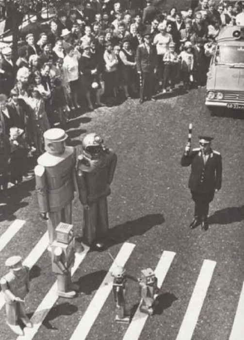 Роботы переходят дорогу в 1967 году.