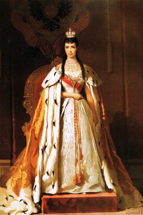 Государыня императрица Мария Фёдоровна в коронационной одежде 15 мая 1883 года. Портрет создан Александром Петровичем Соколовым.