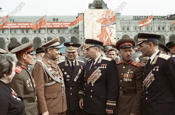 Знаменитый советский ас Александр Покрышкин беседует с участниками парада 9 мая 1965 года.