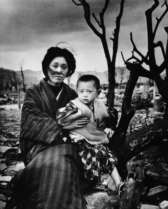 Японская женщина со своим сыном на фоне разрушенной Хиросимы в декабре 1945 года.