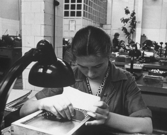 Сортировка подшипников на первом государственном подшипниковом заводе. СССР, Москва, 1961 год.