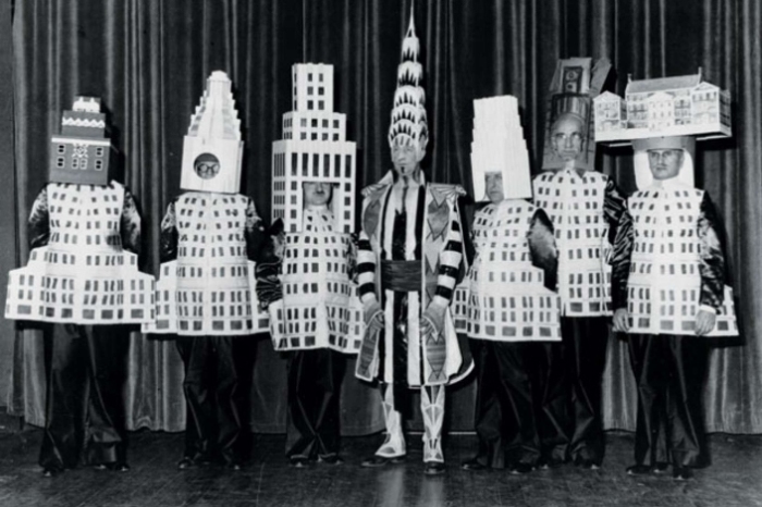 Больше двадцати архитекторов пришли на Нью-Йоркский Бал изящных искусств в 1931 году в костюмах зданий, которые они сами спроектировали. Слева направо: Стюарт Уокер в костюме Фуллеровского небоскреба, Леонард Шульце, одетый в отель «Уолдорф-Астория», Эли Жак Кан в образе небоскреба корпорации «Сквибб», Уильям ван Ален в костюме Крайслер-билдинг, Даниэль Уэйд в башне «Метрополитен-Лайф», Ральф Уокер в макете Уолл-стрит-билдинг и Джозеф Фридлэндер, наряженный в Нью-Йоркский городской музей.