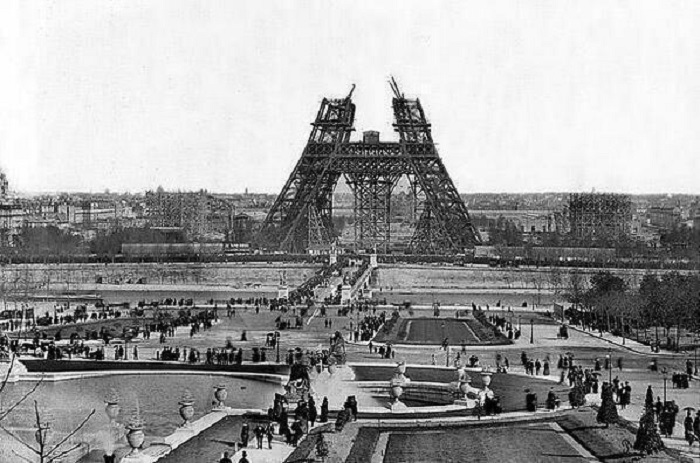 Строительство металлической башни в центре Парижа в 1888 году.