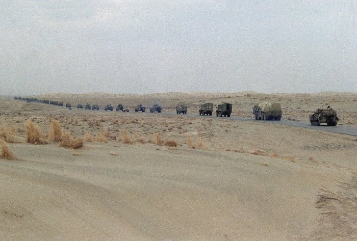  Колонна советских танков и военных грузовиков уходит из Афганистана, 7 февраля 1989 года.