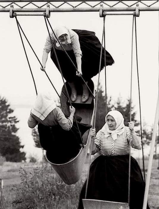 Бабушки на качелях. Словакия, 1966 год.
