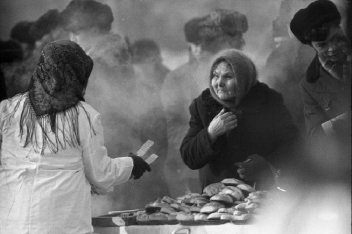 Уличная торговля на площади Ленина. СССР, Новокузнецк, 10 марта 1984 года.   