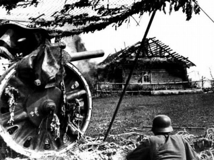 Замаскированное немецкое артиллерийское орудие в районе Смоленска в 1941 году.