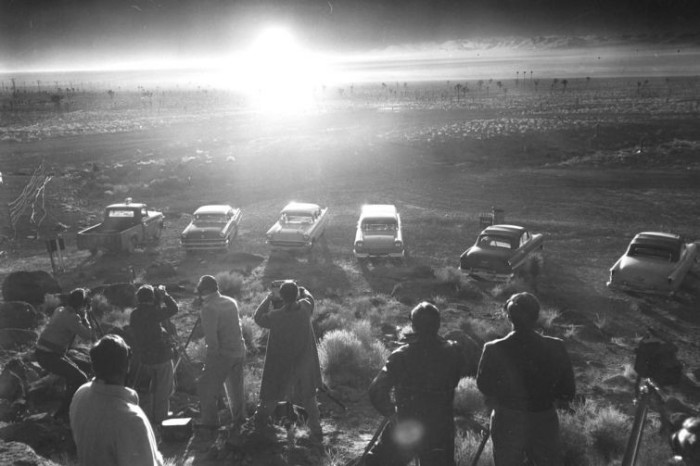 Репортеры наблюдают ядерный взрыв во время операции Пламбоб. 24 июня, 1957 год. 