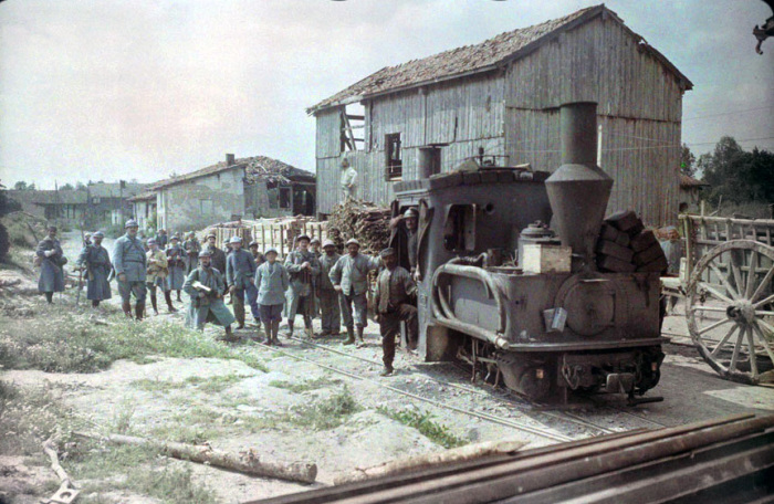 Мини-поезд, который подвозил провизию и боеприпасы к линии фронта в 1917 году. 