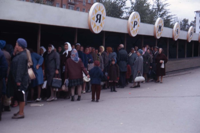 Большая очередь на рынке. СССР, Иркутская область, 1969 год.