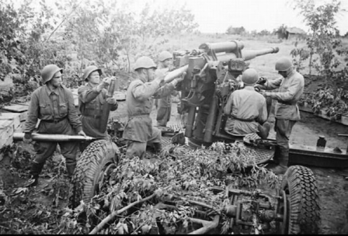 Зенитное орудие бьет прямой наводкой по немецким танкам в 1941 году.