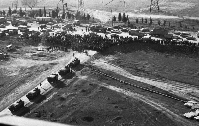 Толпа блокирует проход советских танков на дороге недалеко от Гянджи, бывший Кировабад, в Азербайджане.  22 января 1990. 