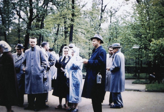 Туристы, гуляющие по дворцово-парковому ансамблю Петергоф. СССР, Ленинград, 1959 год.