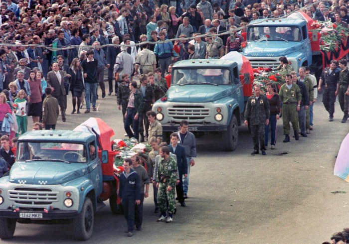  Похоронная процессия жертв переворота перед Белым домом в Москве. 24 августе 1991 год.