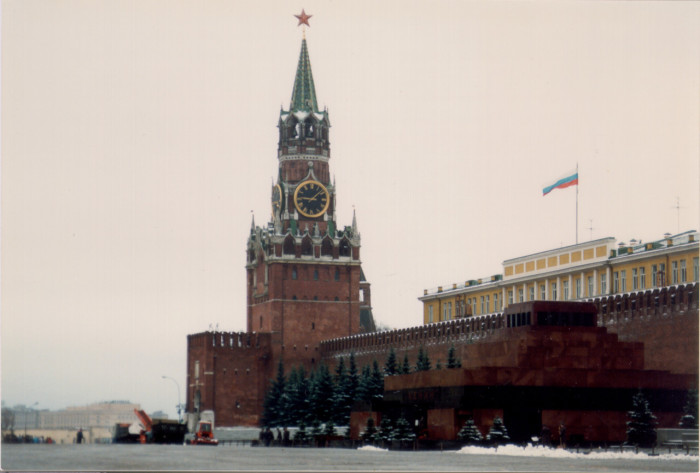  Кремль с российским флагом.