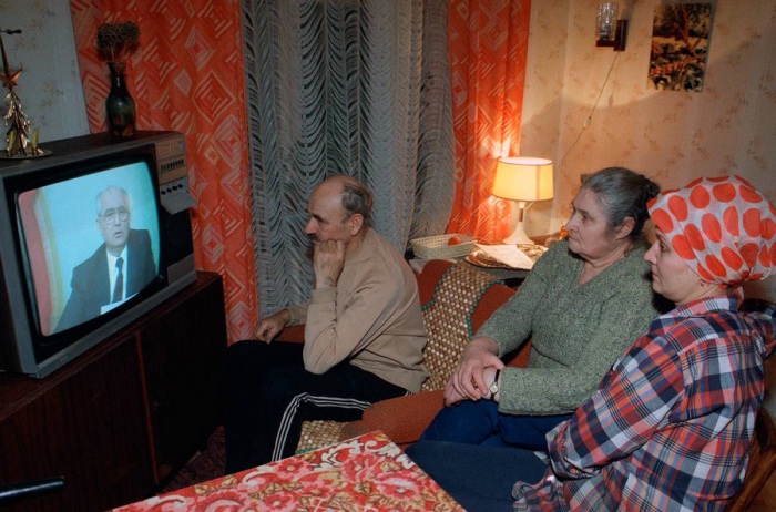  Московская семья слушает выступление по советскому телевидению президента СССР Михаила Горбачева. 25 декабря 1991.