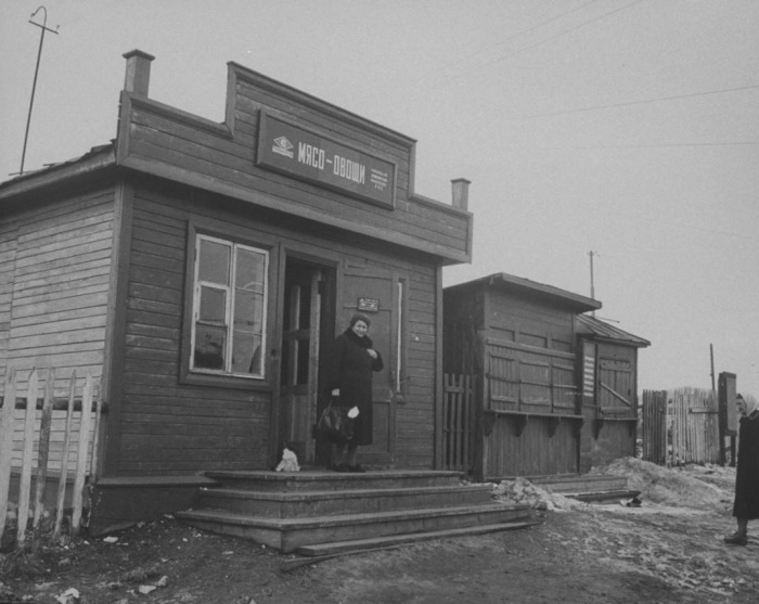 Женщина, выходящая из магазина на окраине Москвы. СССР, 1959 год.