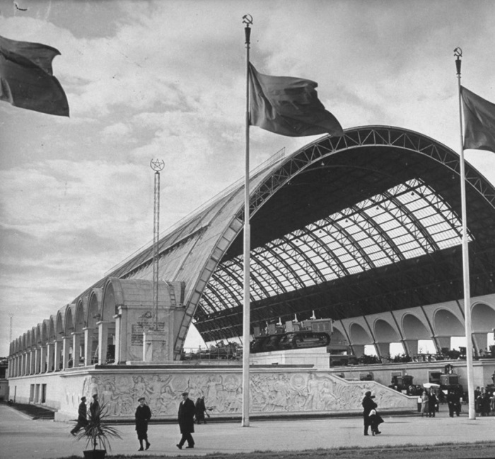Павильон тяжелого машиностроения на выставке достижений народного хозяйства. СССР, Москва, 1941 год.