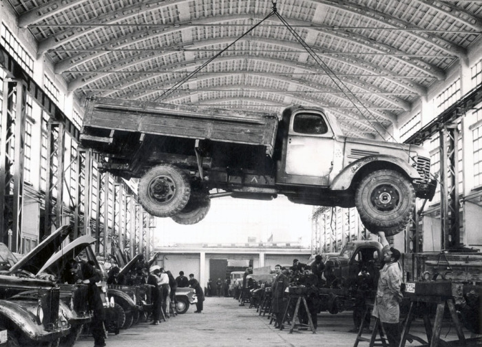 Рабочие проверяют грузовик советского производства на заводе по изготовлению шасси для автомобилей в центре Кабула.