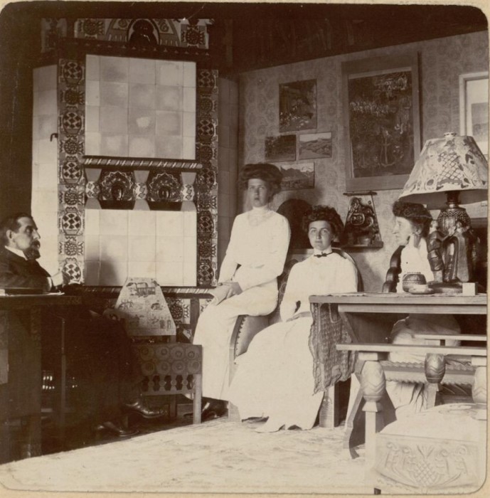  Александра и Надин Рябушинские. Россия, село Талашкино, 1909 год.