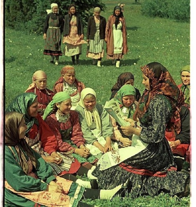 Агитатор Зоя Титова читает журнал удмуртским колхозницам в Мало-Пургинском районе в 1950 году. Автор: Mikhail Savin.