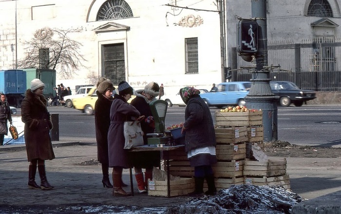 Уличная торговля яблоками. СССР, Москва, 1986 год.