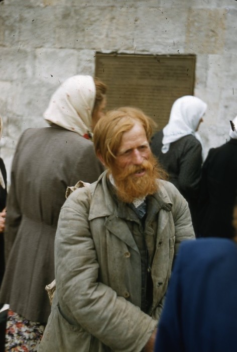 Приверженец старообрядческой веры возле православной святыни. 
