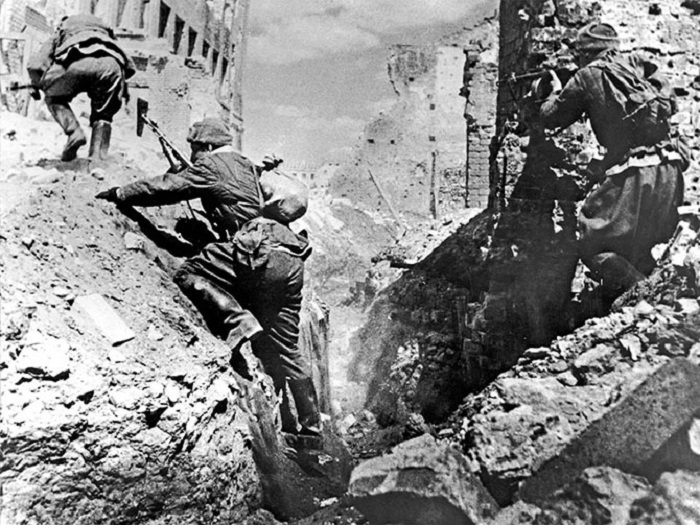Советские автоматчики ведут бой на разрушенных улицах Сталинграда.