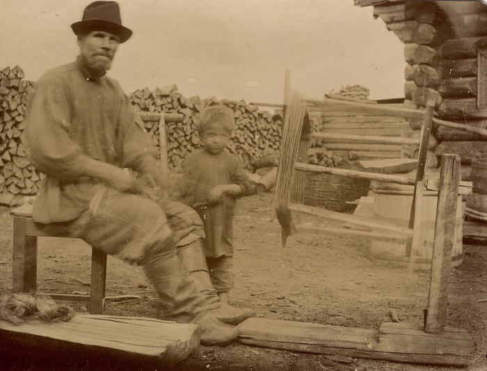 Старый метод витья веревок. Деревня Ярки, Енисейский уезд, 1914 год.
