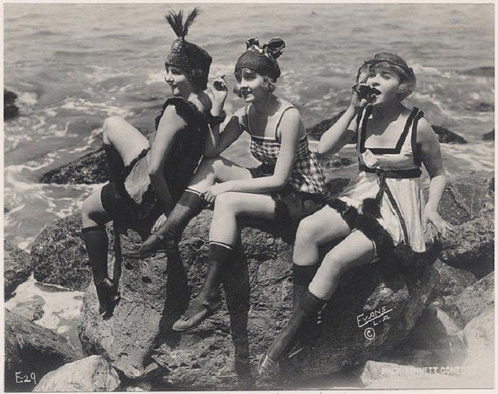 Эмансипированные молодые девушки 1920-х годов, которые олицетворяют поколение «ревущих двадцатых».