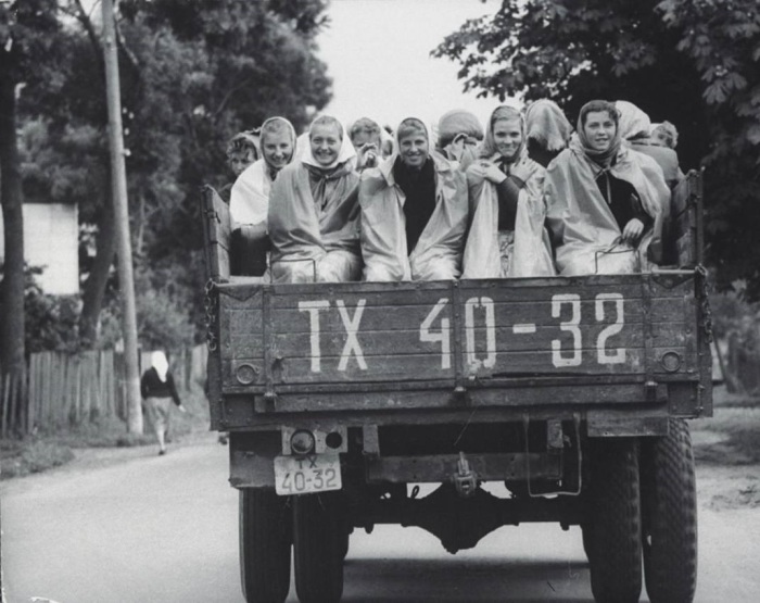 Деревенские девушки, едущие утром на работу. СССР, Львов, 1960 год.