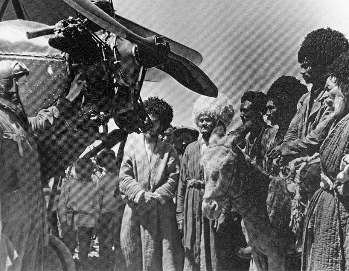 Показ нового самолётом. СССР, Туркменистан, 1930 год. 