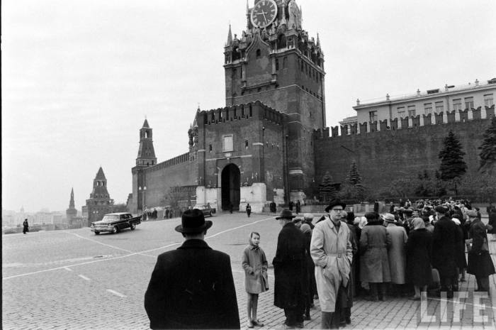 Туристы гуляющие на Красной площади. СССР, Москва, 1961 год.