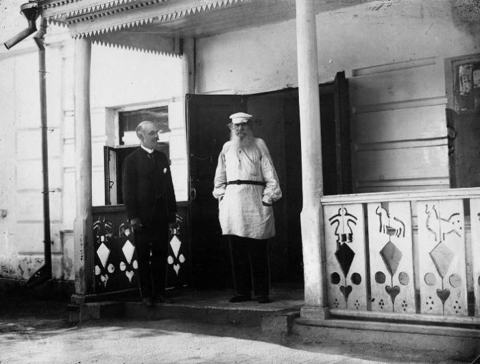 Лев Толстой и Карл Булла. Ясная Поляна, 1908 год. 