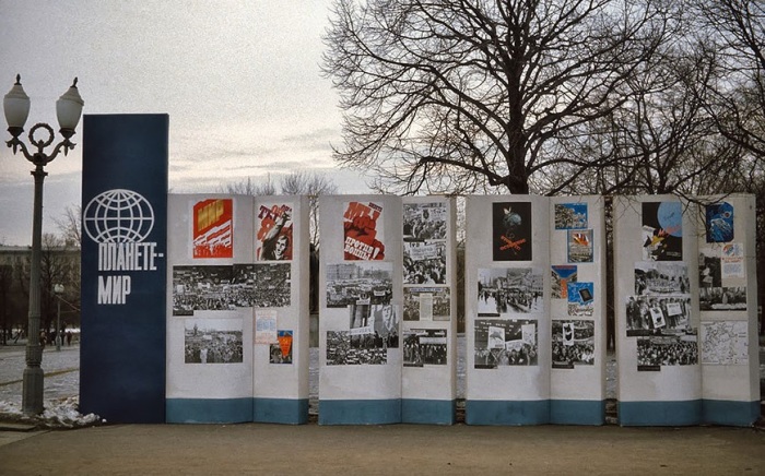 Стенд с агитационными плакатами. СССР, Москва, 1986 год.
