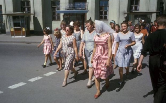 Переход улицы Ленина от нархозу. Фото Харрисона Формана. СССР, Иркутск, 1964 год. 