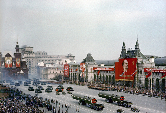 Традиционный ноябрьский парад. СССР, Москва, 1965 год.