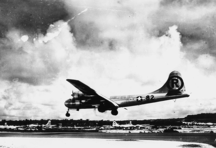  Американский бомбардировщик В-29 «Энола Гэй» совершает посадку после возвращения с атомной бомбардировки Хиросимы.