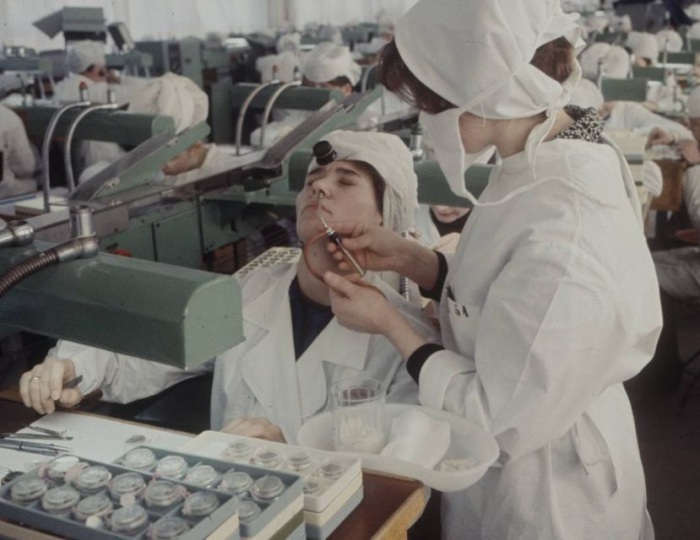 Врач работает с пациентом болеющим гайморитом на предприятии. Москва, 1970-е годы.  